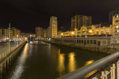 Bilbao kasabası, Bask bölgesi, geceleri.