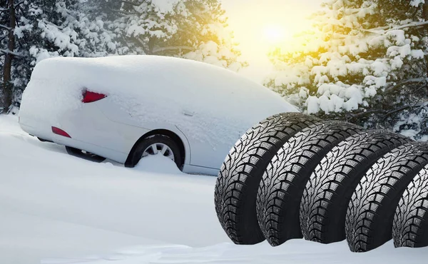 Auto Pokryté Sněhem Lese — Stock fotografie