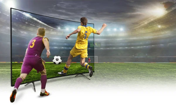 Monitor Kijken Smart Vertaling Van Voetbalwedstrijd Concept — Stockfoto