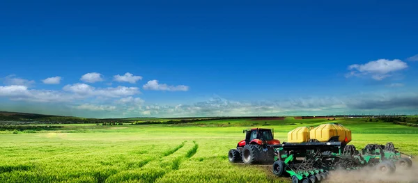 Tractor Trabajando Campo Conduce Procesamiento Cultivos Por Medios Químicos Hermosa — Foto de Stock