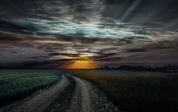 Ein Herrlicher Sonnenuntergang Über Den Schönen Feldern Und Der Landstraße — Stockfoto