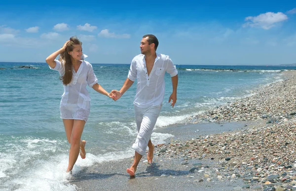 Пара Молодых Веселых Веселых Людей Счастливы Отдохнуть Океане Море Небольшим — стоковое фото