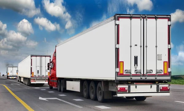 在大公路上的集装箱 运输负荷 高速公路上的重型交通货运拖车 货物运输 — 图库照片