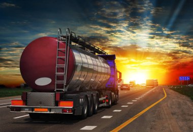 Tanker ile krom tanker karayolu üzerinde. Ziyaret çalışma