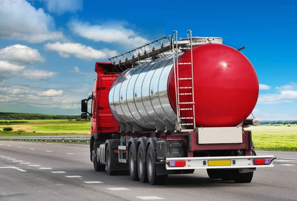 Remolque Transporta Automóviles Carretera Camión Combustible Proceso Entrega Lugar Destino —  Fotos de Stock