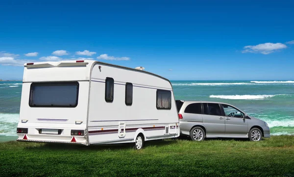 Caravana Encuentra Césped Védico Junto Mar Familia Fue Vacaciones Naturaleza — Foto de Stock