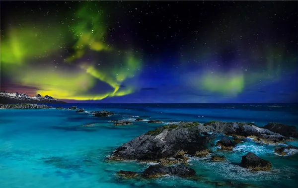 美丽的北极光的地球北部 海洋和北极光的壮丽景色 有岩石和石头 美丽的海水与色彩和光线玩耍 — 图库照片