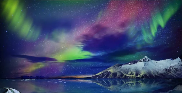 不真实的美丽夜景 反映了北极光在海洋和雪山的水中 夜晚北极光只是一个惊人的景象 — 图库照片