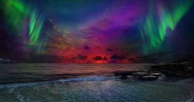  Kuzey ışıkları karla kaplı dağlar ve okyanus su yansıması muhteşem, gerçek dışı güzel gece manzarası. Gece Kuzey ışıkları olduğunu sadece inanılmaz bir manzara.