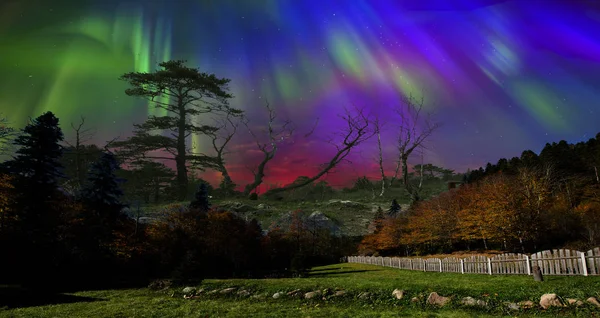 Zorza Polarna Szczelnie Góry Niebo Wszystkie Kolory Tęczy Wspaniały Widok — Zdjęcie stockowe