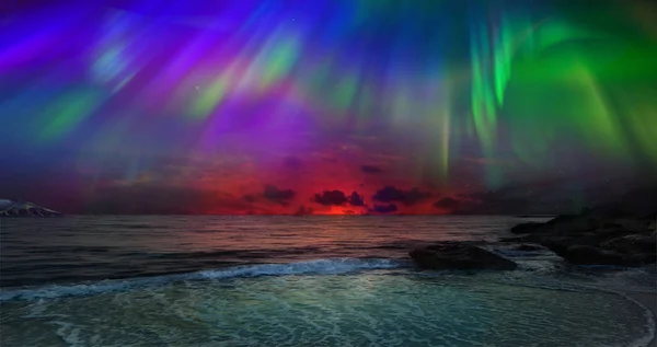 美丽的北极光的地球北部 海洋和北极光的壮丽景色 有岩石和石头 美丽的海水与色彩和光线玩耍 — 图库照片