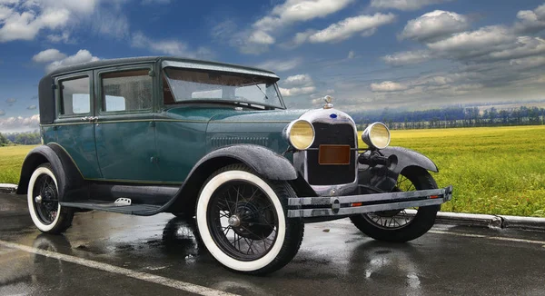 Παλιό, πολυτελές αυτοκίνητο. Παραγωγή στις αρχές του 20th αιώνα — Φωτογραφία Αρχείου