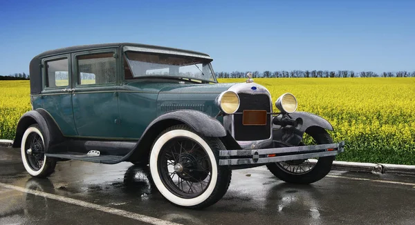 Старий, розкішний автомобіль. Виробництво початку XX століття — стокове фото