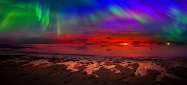 Нічні Північне сяйво-це просто дивовижне видовище. Ліцензійні Стокові Фото