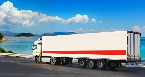 Remolque blanco en la carretera contra el mar azul . — Foto de Stock