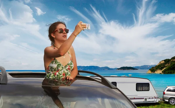 Chica en el coche hace selfie en la naturaleza — Foto de Stock