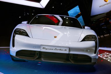Yeni Porsche Taycan Turbo S spor arabası