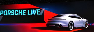  Yeni Porsche Taycan Turbo S spor arabası 