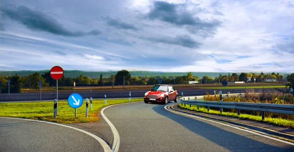 Snelweg. Vork in de weg. — Stockfoto