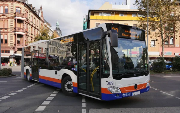 Bus in Juisbaden auf einer Stadtstraße lizenzfreie Stockbilder