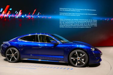 Yeni Porsche Taycan Turbo S spor arabası Frankfurt 'ta açıklandı 