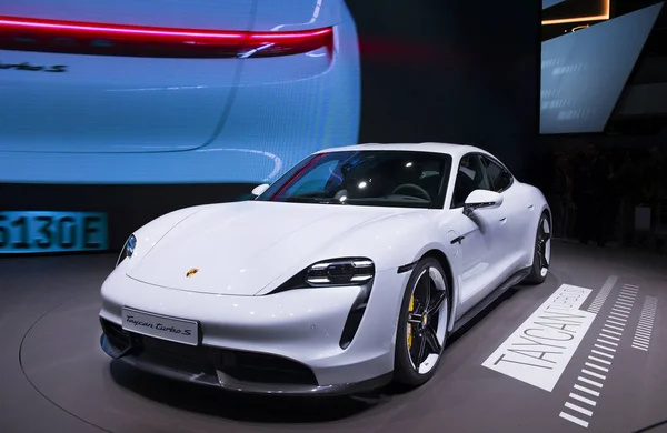 Nowy samochód sportowy Porsche Taycan Turbo S zaprezentowany we Frankfurcie — Zdjęcie stockowe