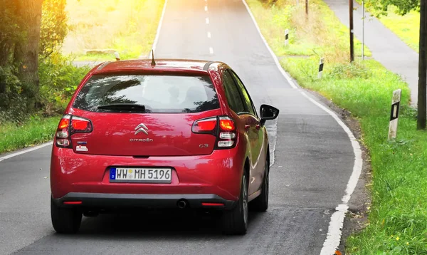 Moderne auto rood op een asfaltweg — Stockfoto