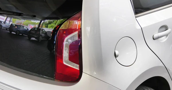 Beyazlı modern elektrikli araba ana sistemden şarj oluyor.. — Stok fotoğraf