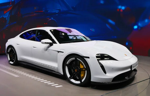 Novo carro esportivo Porsche Taycan Turbo S revelado no Frankfurt Fotos De Bancos De Imagens