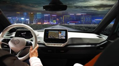 Süper modern araba kullanan iki kadın.