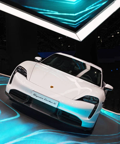Новый спортивный автомобиль Porsche Taycan Turbo S — стоковое фото