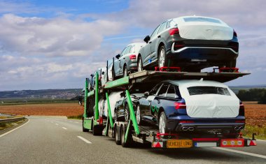 Römork plakalarına yeni araba teslimatıyla meşgul.