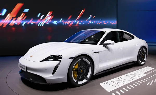 Новий спортивний автомобіль Porsche Taycan Turbo S — стокове фото