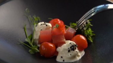 Hawaii yemeği Poke bir çatal ile bir tabak Close-Up balık delip geçiyor..