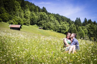 Alp Dağları'nda tatil iki mutlu lovers