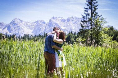 Alp Dağları'nda tatil iki mutlu lovers