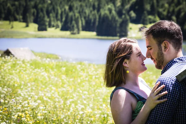 两个快乐的恋人在阿尔卑斯山上度假 — 图库照片