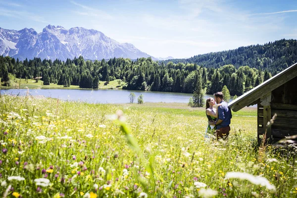 Deux Amoureux Heureux Vacances Dans Les Alpes — Photo