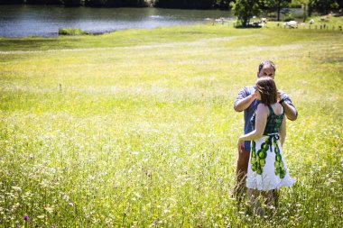 Alp Dağları'nda tatil iki mutlu lovers