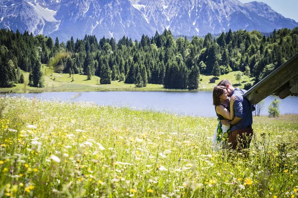 Δύο Ευτυχείς Εραστές Για Διακοπές Στα Βουνά Άλπεων — Φωτογραφία Αρχείου