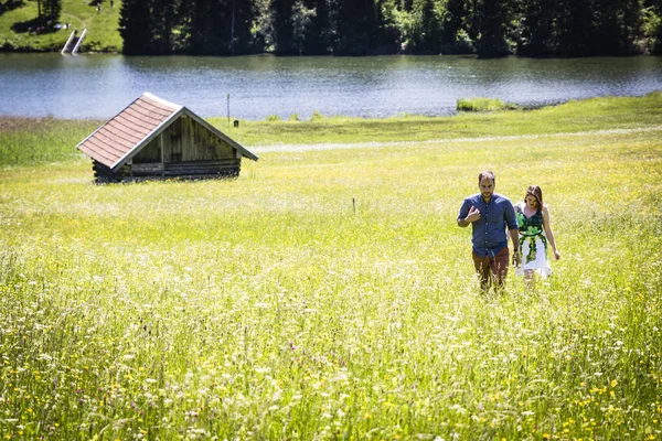 Dois Amantes Felizes Feriado Nas Montanhas Dos Alpes — Fotografia de Stock