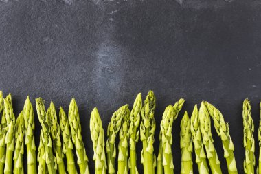 Bir avuç siyah bir Pan yeşil kuşkonmaz