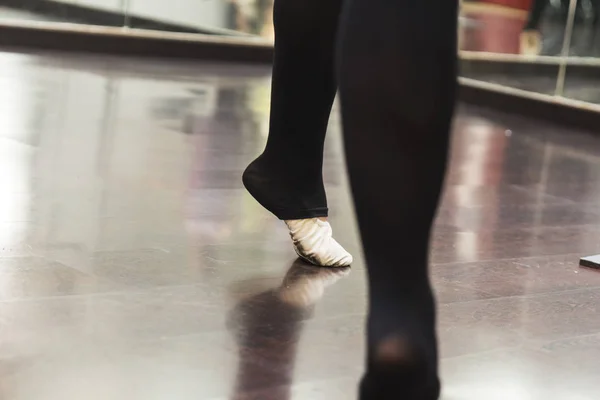 Uma Bailarina Dançando Close Pernas Sapatos — Fotografia de Stock