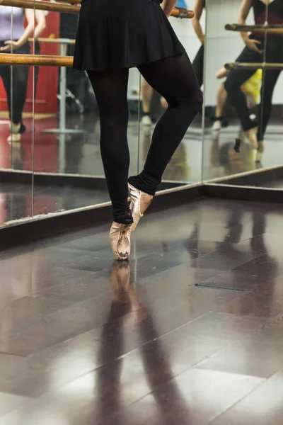 Une Ballerine Dansant Gros Plan Sur Les Jambes Les Chaussures — Photo