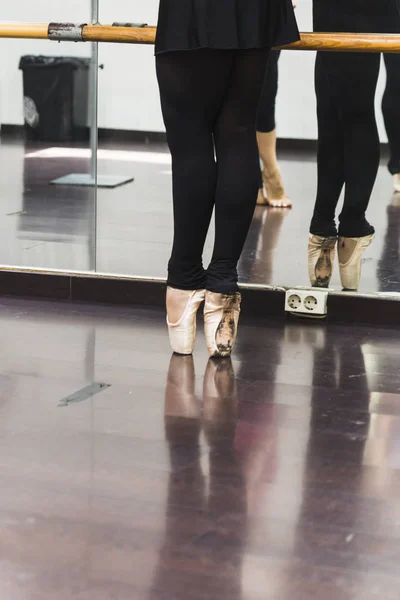 Uma Bailarina Dançando Close Pernas Sapatos — Fotografia de Stock
