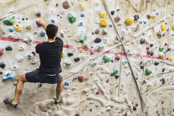 Homem Praticando Escalada Parede Artificial Dentro Casa Estilo Vida Ativo — Fotografia de Stock