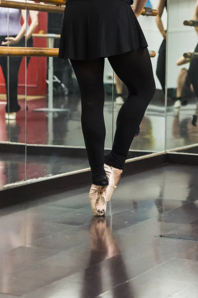 Uma Bailarina Dançando Close Pernas Sapatos — Fotografia de Stock