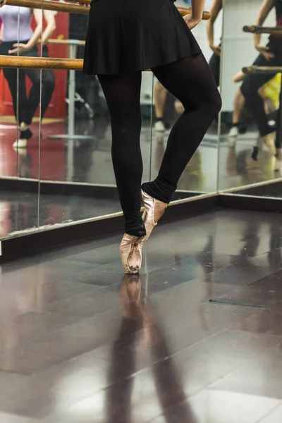 Une Ballerine Dansant Gros Plan Sur Les Jambes Les Chaussures — Photo