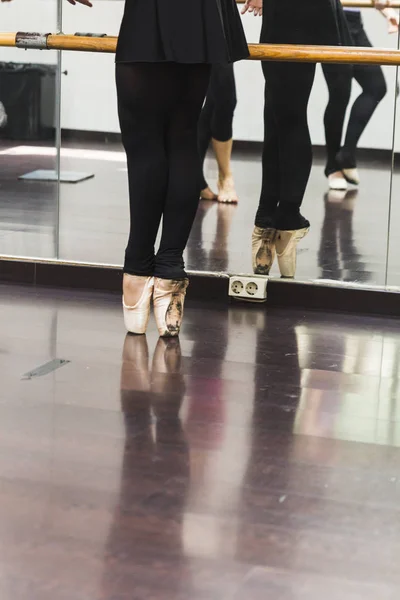 芭蕾舞演员跳舞 在腿和鞋子特写 — 图库照片
