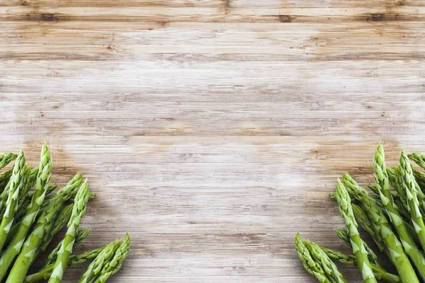 A demet-in kopya alanı ile ahşap tahta üzerinde yeşil kuşkonmaz